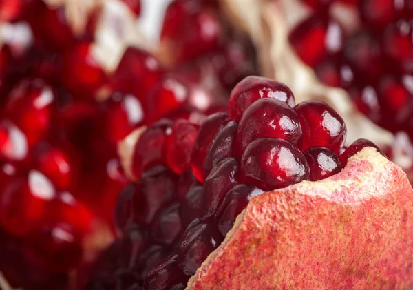 Ripe pomegranate grains in peel close-up — Stock Photo, Image