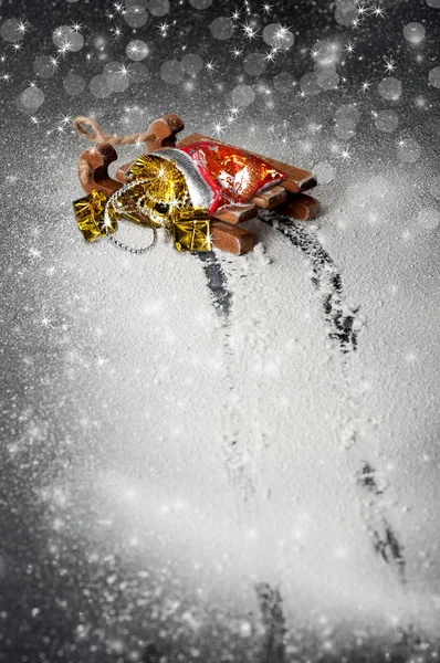 Wooden sleigh with a bag of gifts, gifts fell out of the bag, wh — Stock Photo, Image