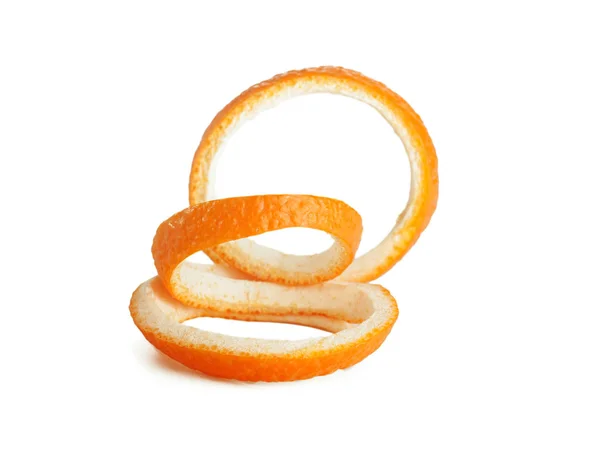 Cáscara en espiral de naranja aislada sobre un fondo blanco — Foto de Stock