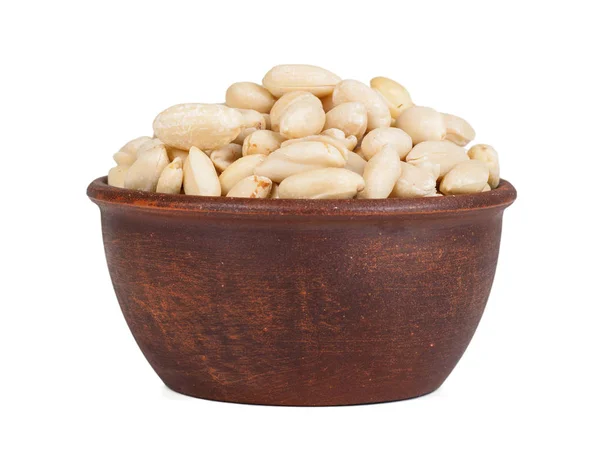 Rohe Erdnüsse in einem Tonteller isoliert auf weißem Hintergrund — Stockfoto