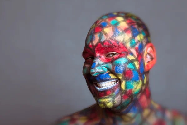 Kwaadaardige schurk kleurrijke lachend gezicht op zoek naar jou — Stockfoto