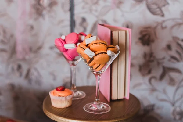 renkli macaroons ve marshmallow gözlük