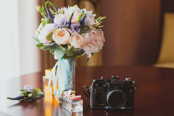 Yakın çekim fotoğraf makinesi ile güzel gelin çiçekleri buketi