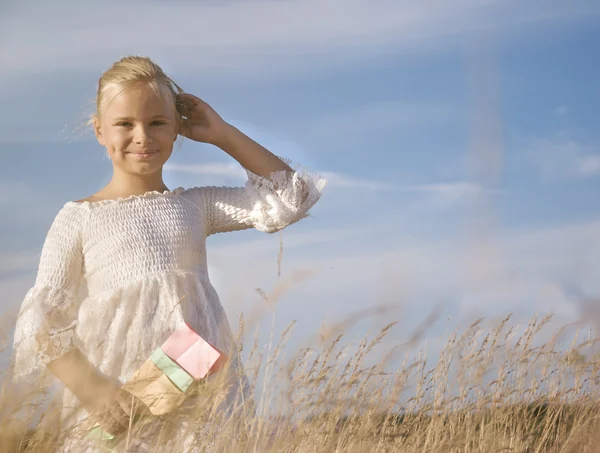 Portrait d'une jolie petite fille dans le champ de blé — Photo