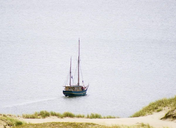 Nave a vela con la riva sullo sfondo — Foto Stock