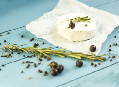 Yuvarlak camembert peyniri kalıp ahşap tahta üzerinde rosemary ile