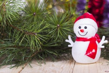 Ahşap tahta üzerinde Noel komik dekoratif kardan adam 