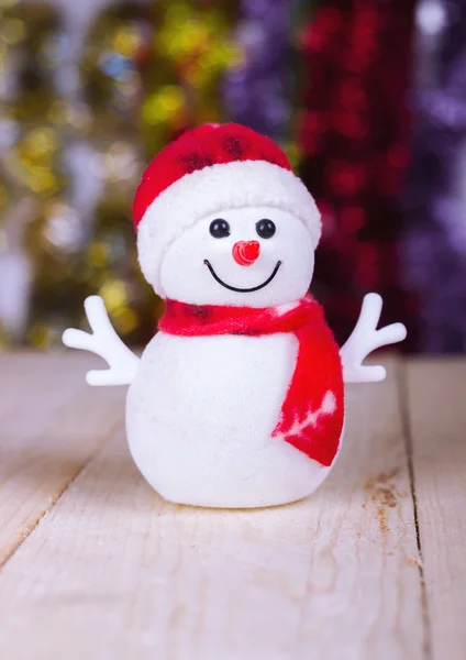 Рождественские забавные декоративные снеговики на деревянной доске — стоковое фото