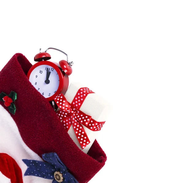 Рождественский чулок с подарком и сигнализацией на белом фоне — стоковое фото