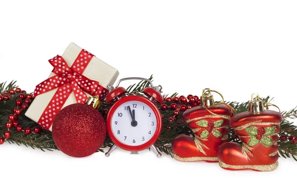 Reloj de Navidad, decoración bauble y abeto de nieve. Aislado sobre blanco —  Fotos de Stock