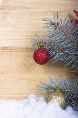 Süslenen Noel ağacı ahşap arka plan üzerinde karda