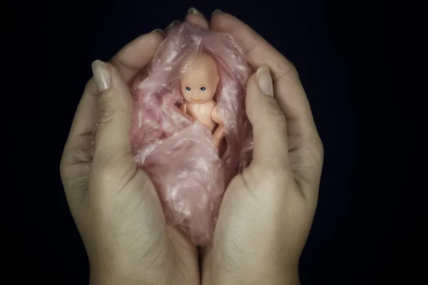 Ембріон в руках жінки. Концепція ембріона, аборт — стокове фото