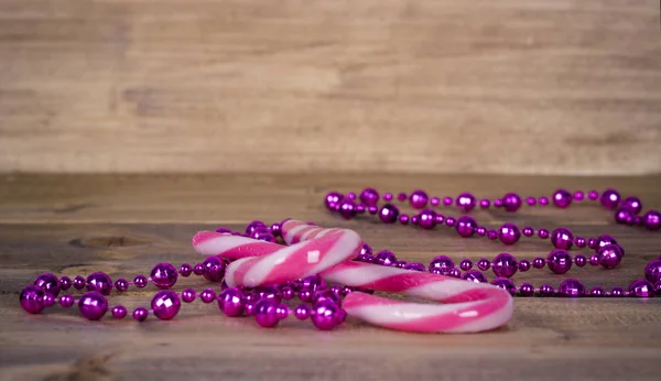 크리스마스 사탕과 나무 바탕에 핑크 화 환 — 스톡 사진