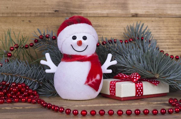 Natale divertente pupazzi di neve decorativi su tavola di legno — Foto Stock