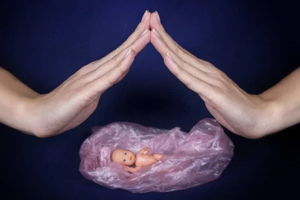 Προστατεύει το χέρι του εμβρύου — Φωτογραφία Αρχείου