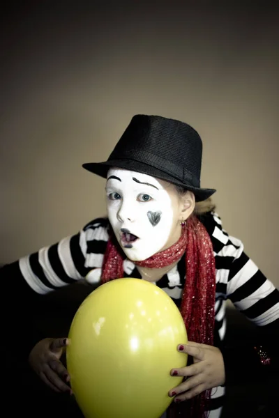 Flicka med en ballong i form av mime skådespelare — Stockfoto