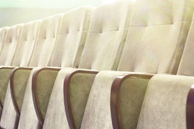 Bej renkli sandalyeler ile boş konser salonu tiyatro veya konferans salonu