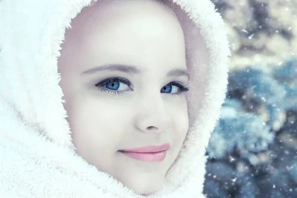 Зимний портрет очаровательной счастливой девочки — стоковое фото