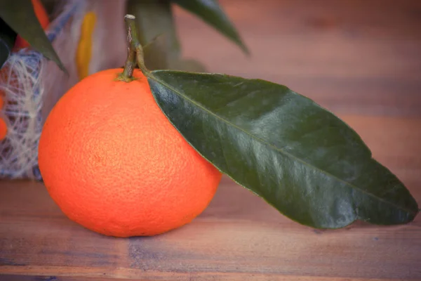 Frische Mandarinen mit Blättern. — Stockfoto