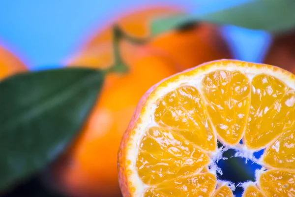 Tangerine กองกับใบไม้บนพื้นหลังไม้ — ภาพถ่ายสต็อก