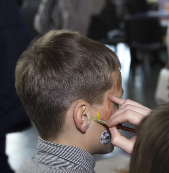 Kinderanimator - Kinderhand zeichnet Kinderschminken für kleinen Jungen — Stockfoto