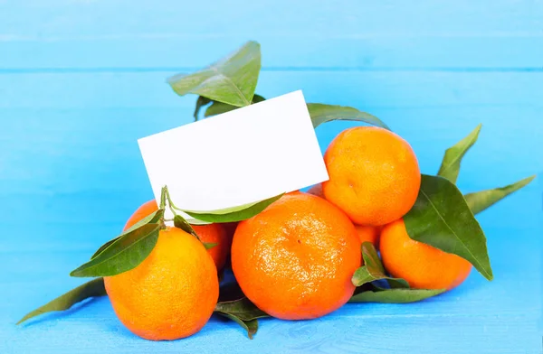 Mandarinen mit Blättern mit einer Leerstelle für Ihren Text — Stockfoto