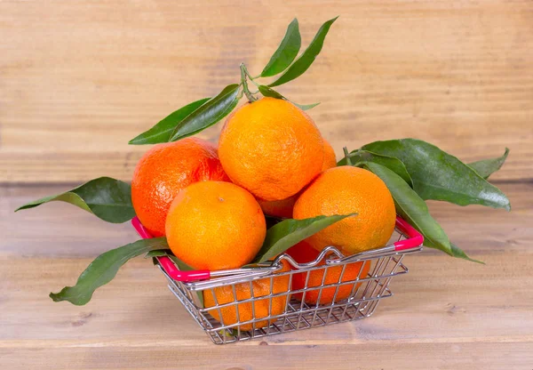 Frische Mandarinen und ein Einkaufswagen — Stockfoto