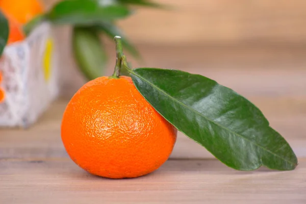 Frische Mandarinen mit Blättern. — Stockfoto