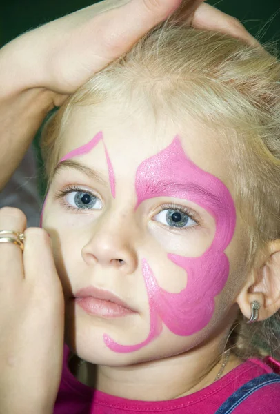 Menina bonita Criança com pintura facial. Maquiagem . — Fotografia de Stock