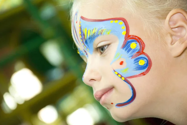 Hübsches Mädchen mit Kinderschminken. Make-up. — Stockfoto