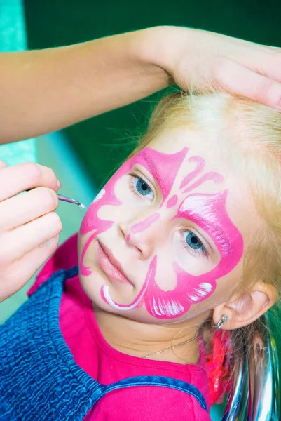 Menina bonita Criança com pintura facial. Maquiagem . — Fotografia de Stock