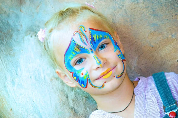 Hübsches Mädchen mit Kinderschminken. Make-up. — Stockfoto