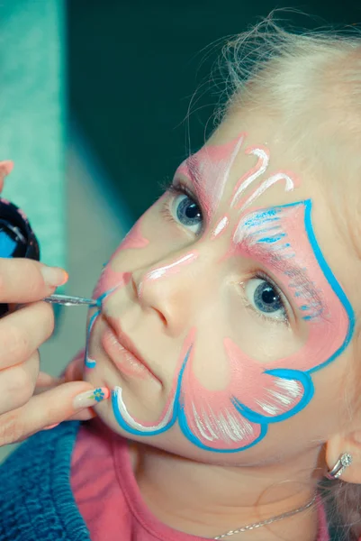 Vacker flicka barn med ansiktsmålning. Göra upp. — Stockfoto