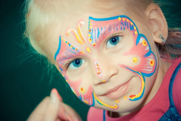 Ładna dziewczyna dziecko z malowanie twarzy. Makijaż. — Zdjęcie stockowe