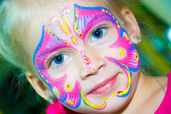 Hübsches Mädchen mit Kinderschminken. Make-up. — Stockfoto