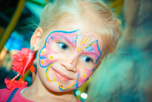 Hübsches Mädchen mit Kinderschminken. Make-up. — Stockfoto