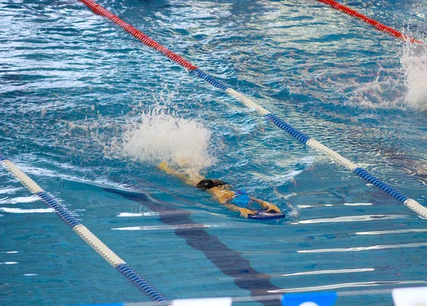Actividades en la piscina niños natación fitness, comprtition — Foto de Stock