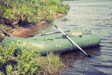 Şişme bot üzerinde kıyıya yakın bir nehir