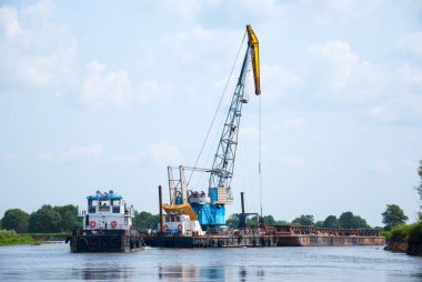 Kargo mavna nehirde yüzüyor.