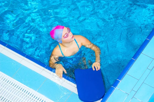 Atividades na piscina crianças natação aptidão, competição — Fotografia de Stock