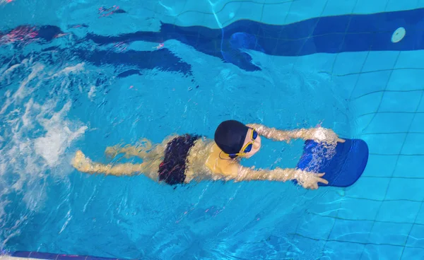 フィットネス、スイミング プールの子供たちの活動の競争 — ストック写真