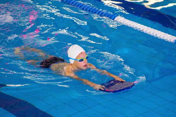 Attività in piscina bambini nuoto fitness, competizione — Foto Stock