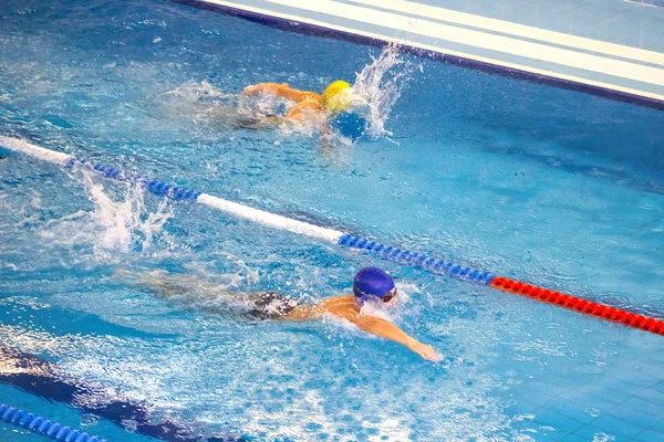 Actividades en la piscina niños natación fitness, competición — Foto de Stock