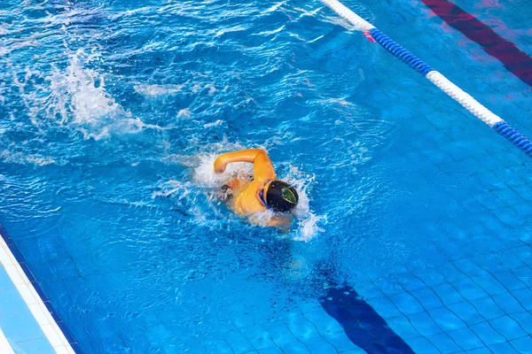 Actividades en la piscina niños natación fitness, competición — Foto de Stock