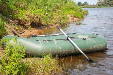 Şişme bot üzerinde kıyıya yakın bir nehir