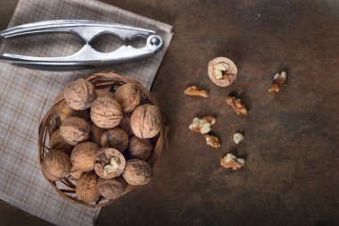 Karanlık bir arka plan üzerinde ceviz yakın çekim, ceviz