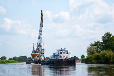 Kargo mavna nehirde yüzüyor.