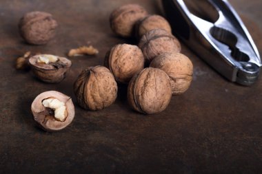 Karanlık bir arka plan üzerinde ceviz yakın çekim, ceviz