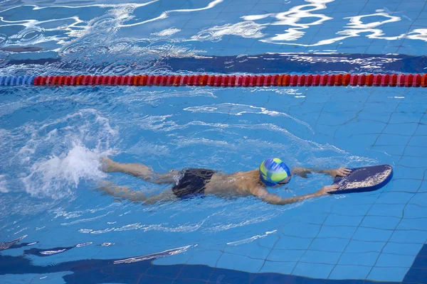 Actividades en la piscina niños natación fitness, competición — Foto de Stock