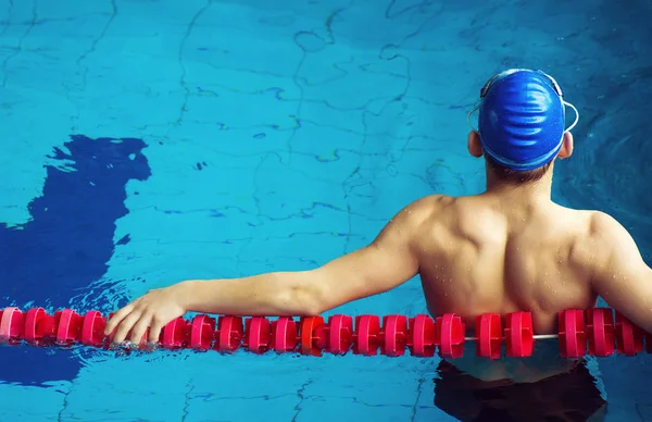 Nadador muscular em uma piscina — Fotografia de Stock